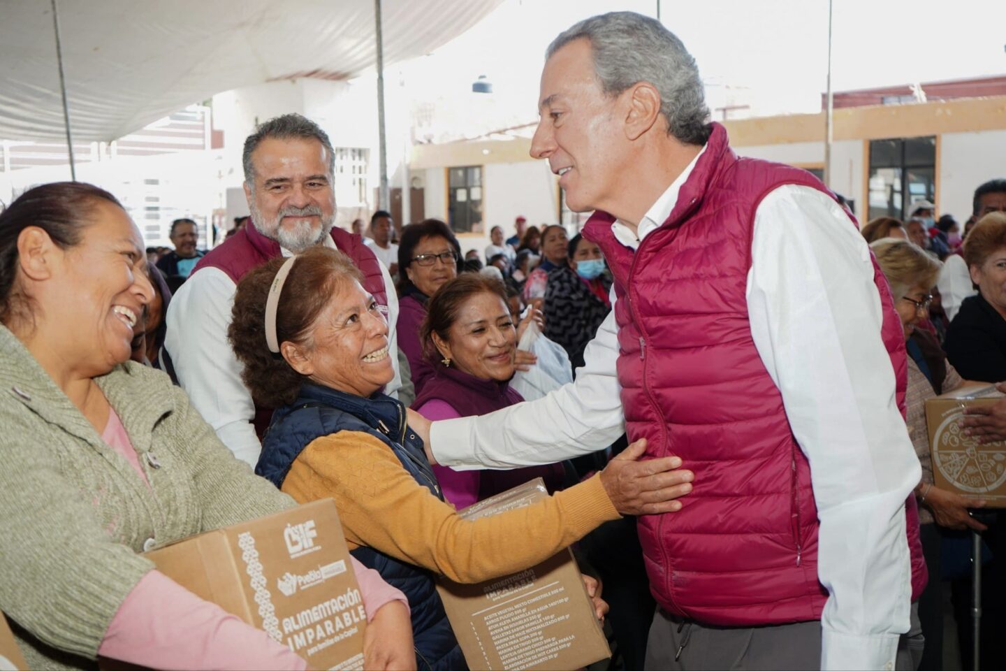 Entrega Pepe Chedraui despensas para garantizar alimentación digna en la capital