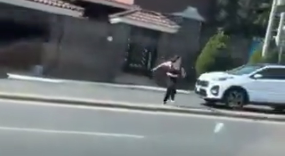 Atropellamiento en Monterrey se viraliza; joven permanece con vida