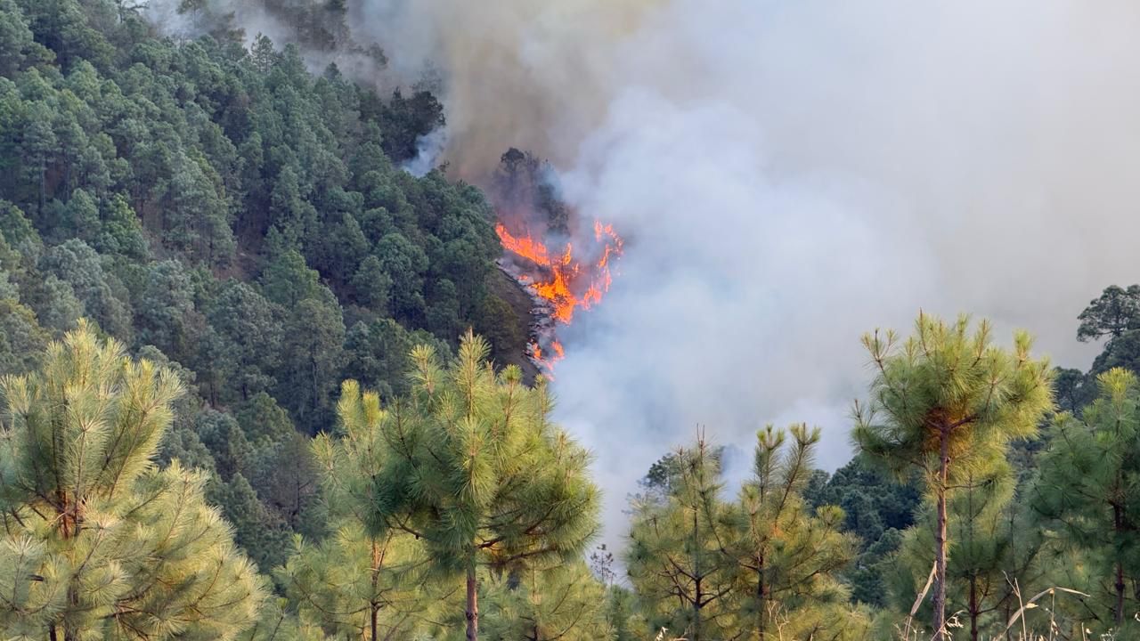 Gobernador Armenta sobrevuela incendio en Sierra Negra poblana; está controlado en 70%