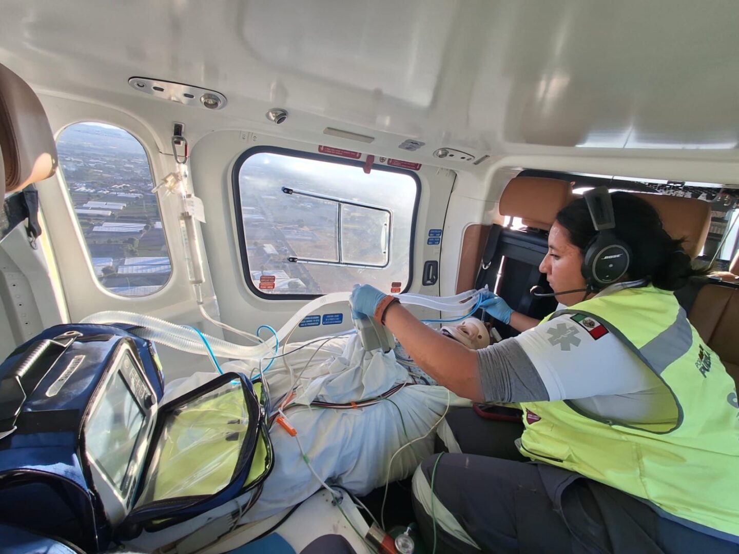 Paciente en estado grave es trasladado en ambulancia aérea desde Tecamachalco