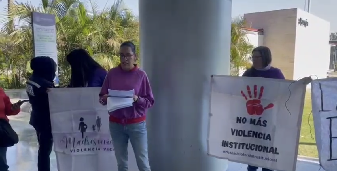Colectivo denuncia violencia vicaria frente al Juzgado 4º Familiar en Puebla
