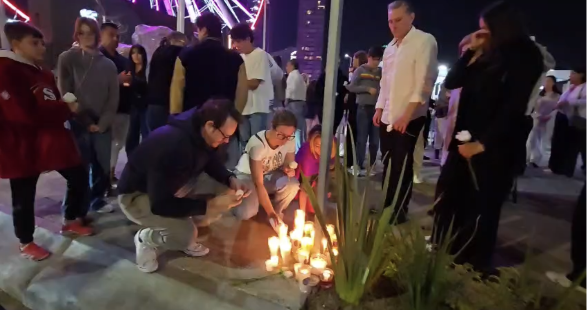 Con velas y flores, despiden a víctimas del ataque en Angelópolis