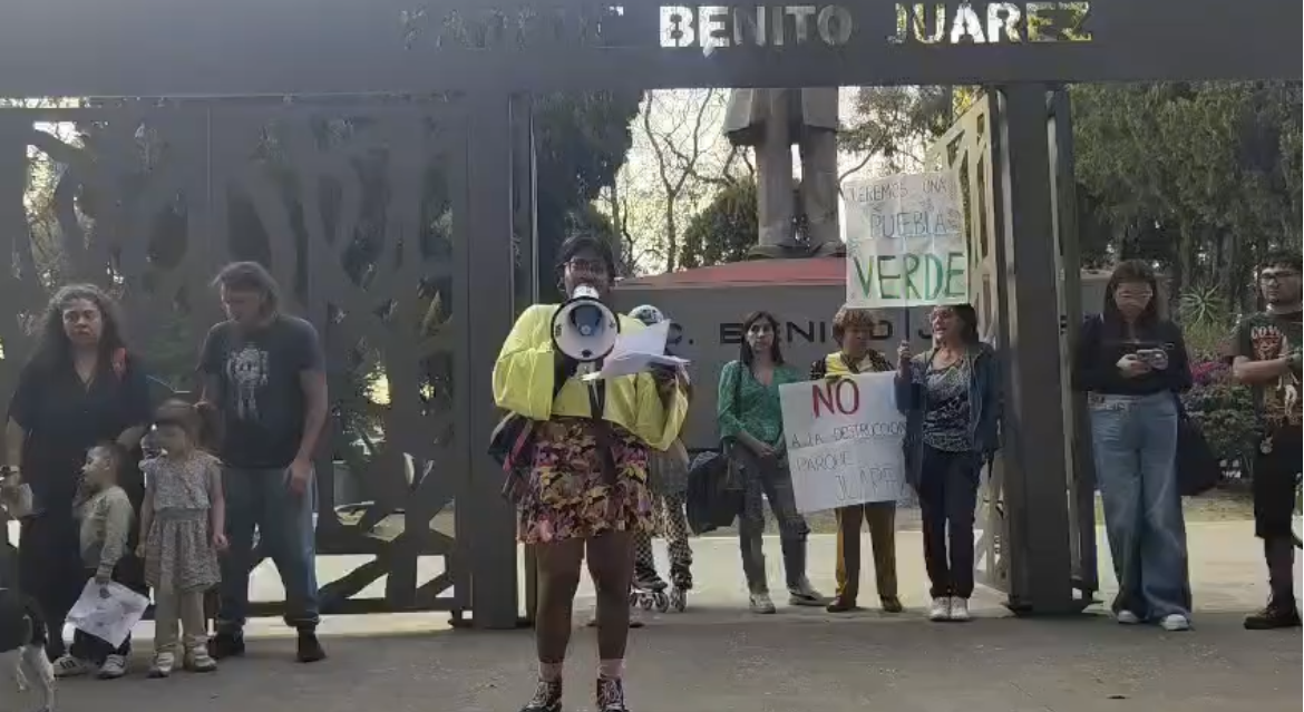 Ambientalistas marchan en Puebla para exigir reubicación de estación del Cablebús