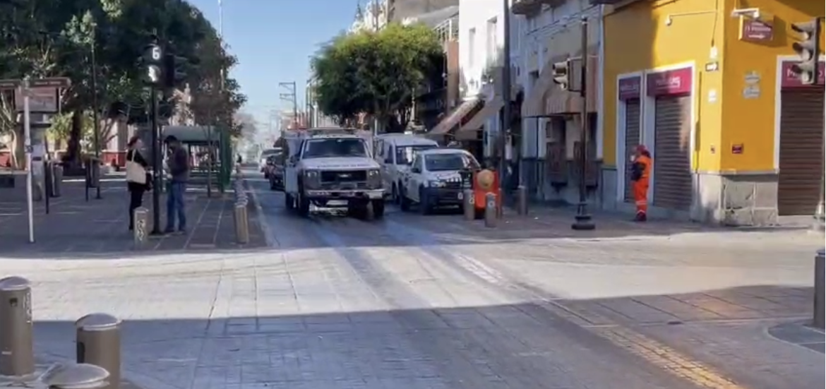 Incendio en inmueble del centro de Puebla moviliza a autoridades