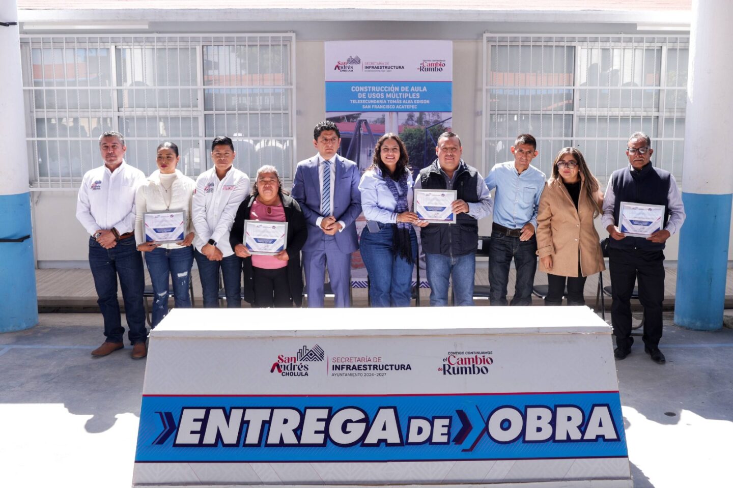 Entrega Lupita Cuautle aula equipada con tecnología en telesecundaria de Acatepec