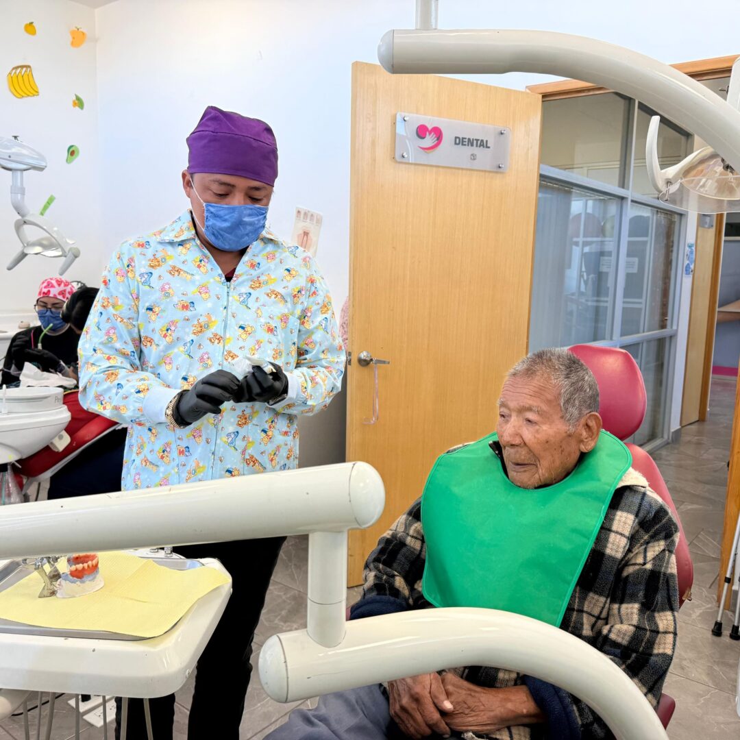 SMDIF Cuautlancingo brinda atención dental digna a adulto mayor