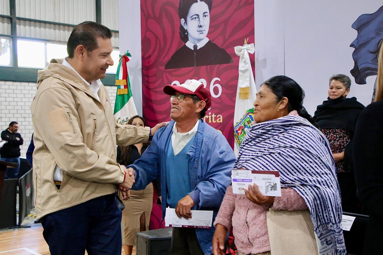 Como un acto de amor y compromiso, mujeres y adultos mayores reciben tarjetas de bienestar