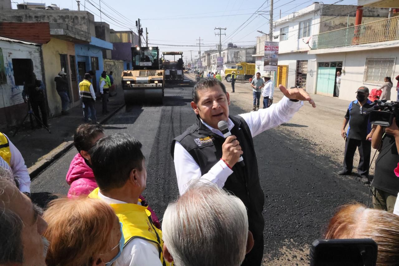 Tras 30 años de abandono, gobierno estatal pavimenta 105 calles al norte de Puebla