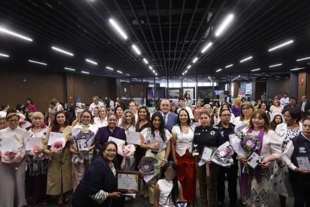 Entregan en el Congreso del Estado el Galardón Áurea a destacadas mujeres  