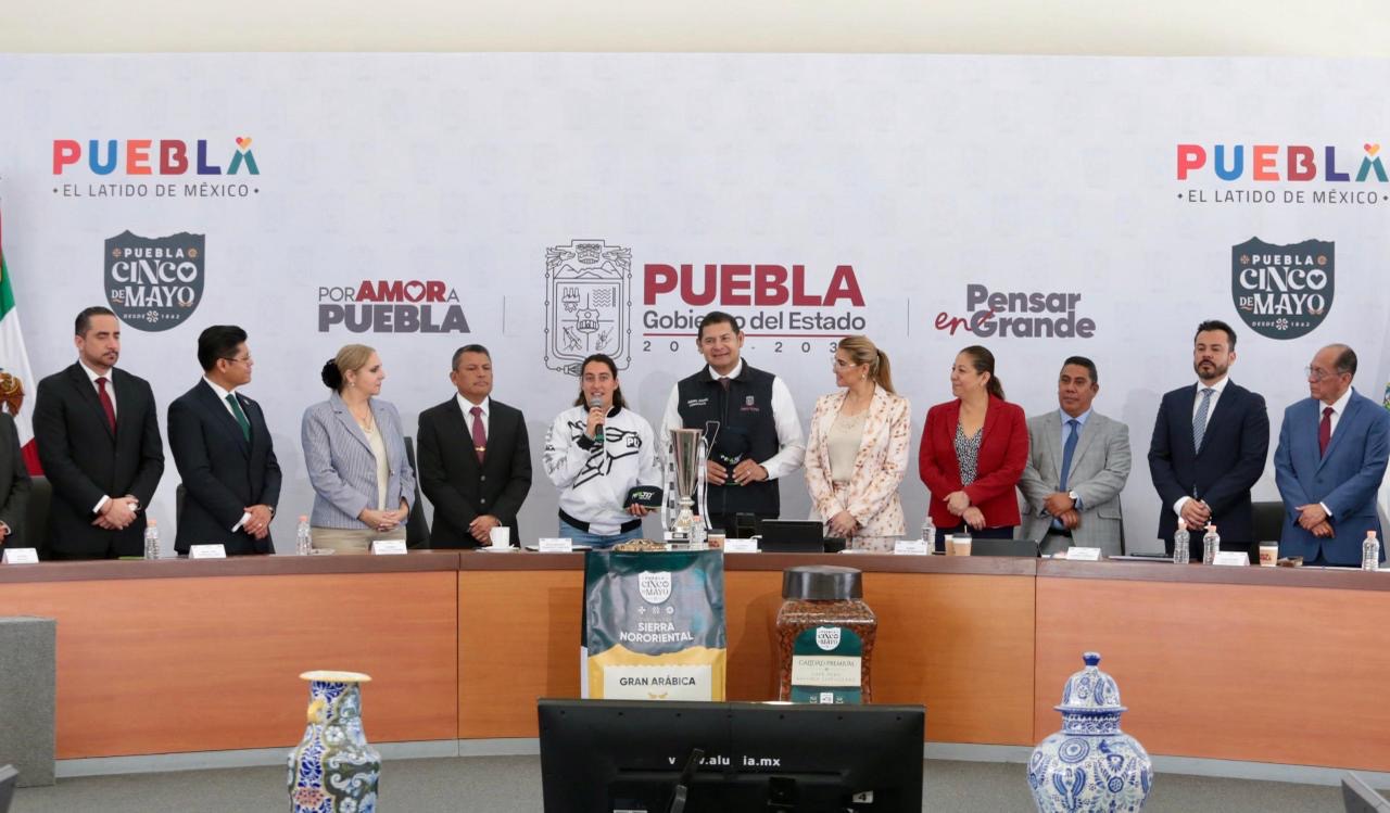 Talento deportivo fortalece a Puebla: Alejandro Armenta Mier distingue a piloto poblana