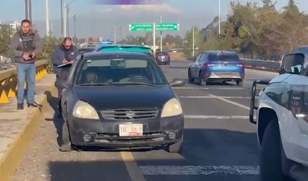 Circula en sentido contrario y desata caos en Periférico de Puebla