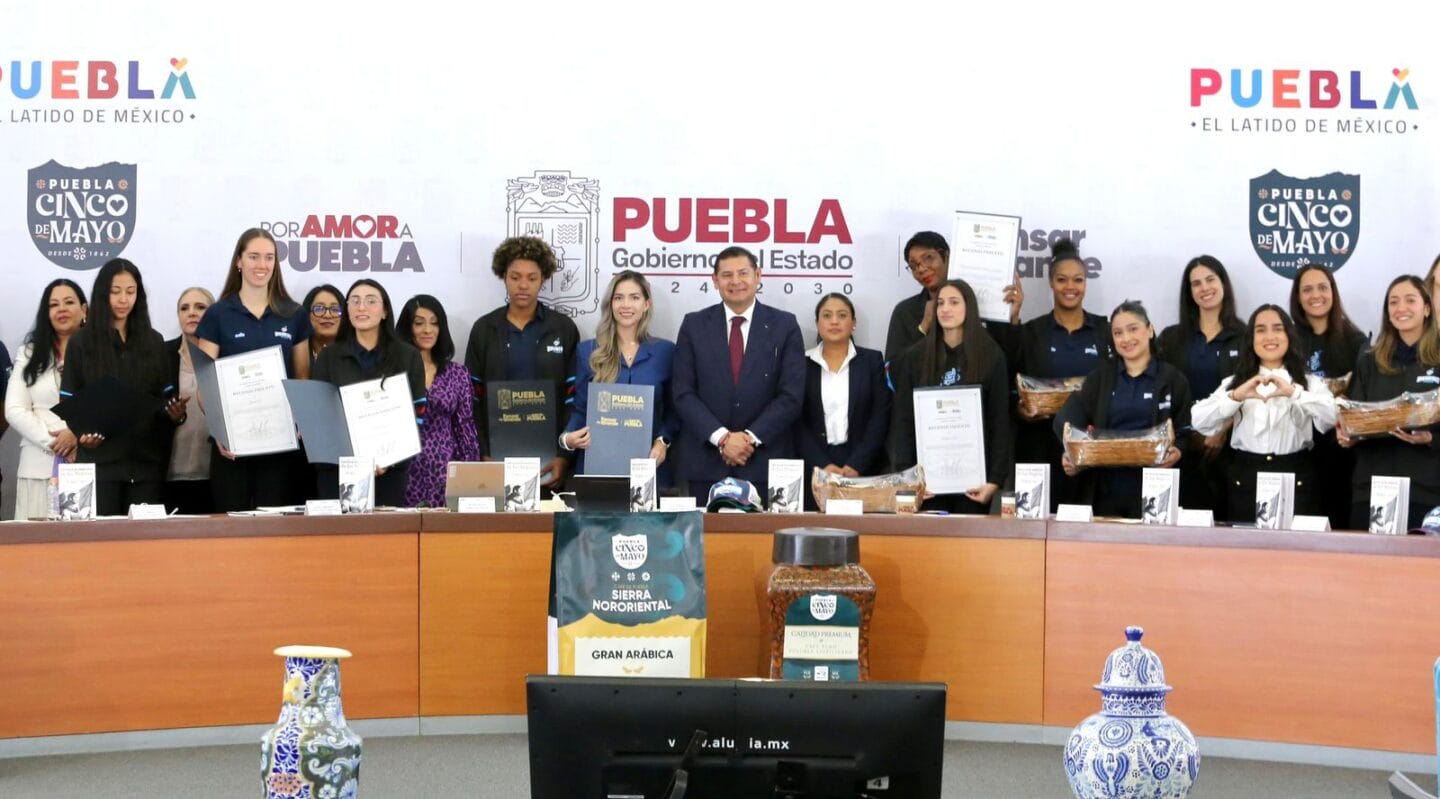 Armenta Mier reconoce a Guerreras de Puebla y fortalece deporte femenil