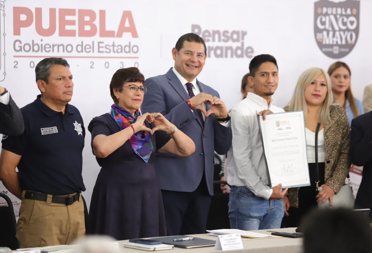 Gobernador Armenta Mier reconoce a «El Tigre» Arellano y le otorga beca universitaria