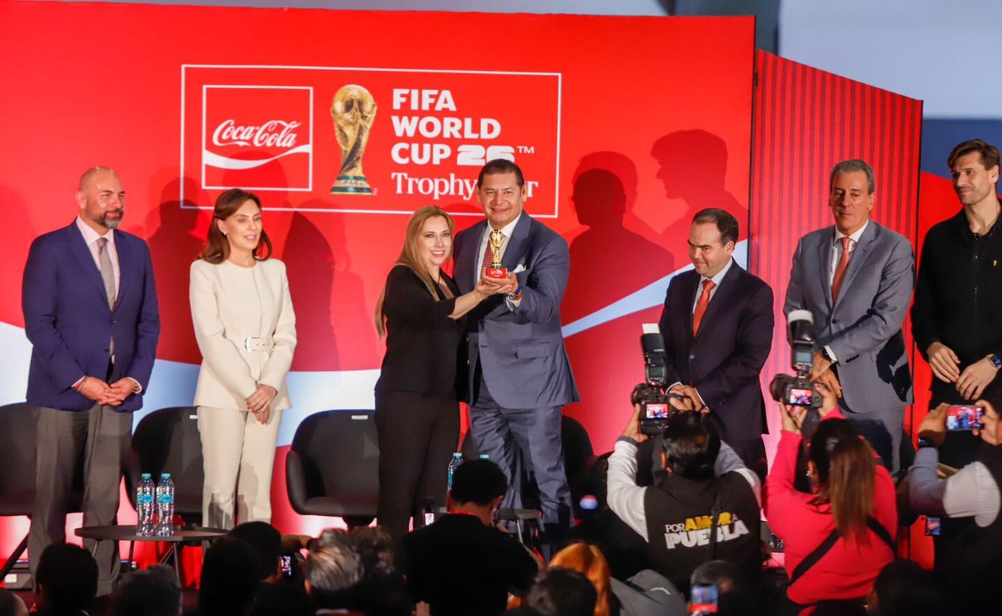 Puebla forma parte de la fiesta mundialista, recibe trofeo internacional