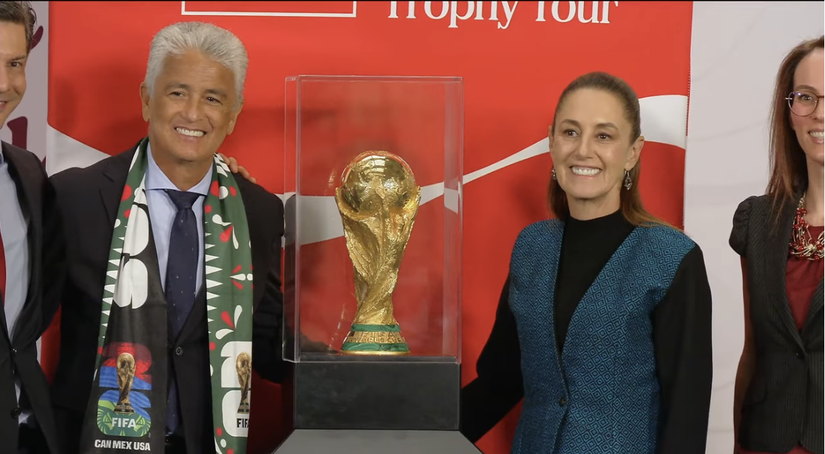 La Copa Mundial llega a Palacio Nacional: Sheinbaum y Bebeto levantan el trofeo