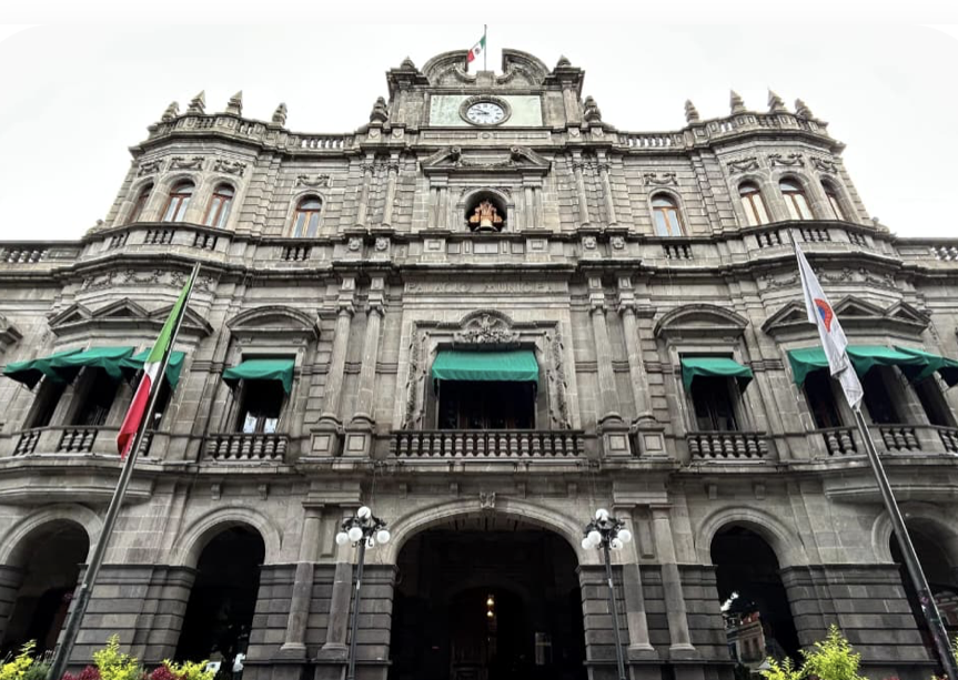 Ex asistente denuncia por violencia política de género a regidora de Puebla