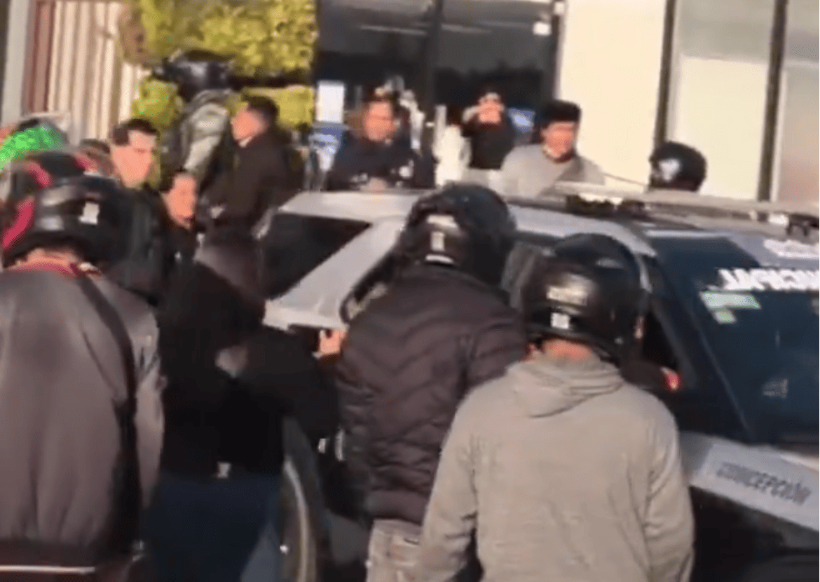 Tensión entre repartidores y franelero en zona hospitalaria de Angelópolis tras robo de moto