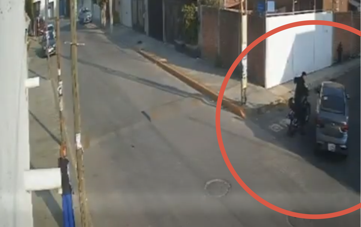 Pelea vial en Cuautlancingo termina con motociclista derribado y auto con daños