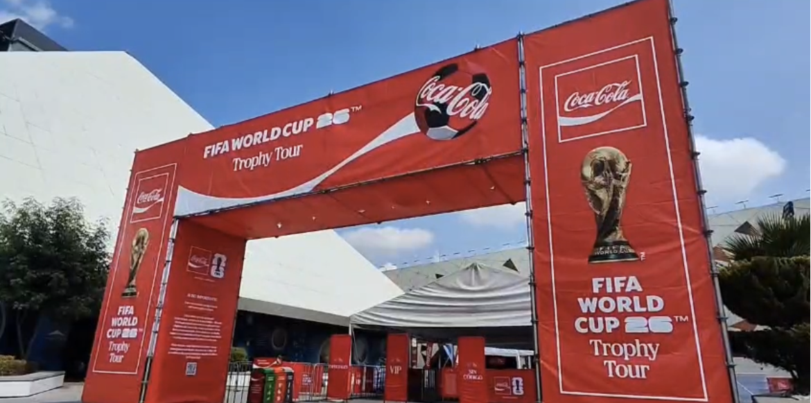 El trofeo del Mundial llega a Puebla y desata furor entre aficionados