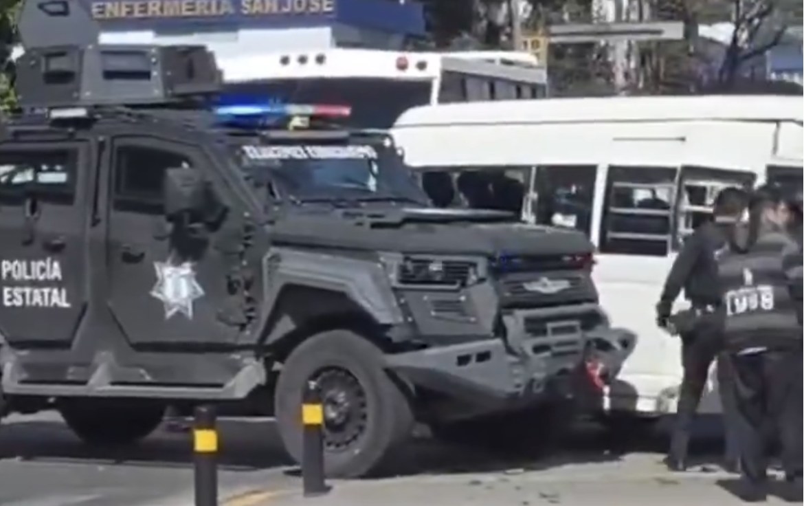 Aparatoso accidente en el Centro Histórico: patrulla blindada impacta transporte público