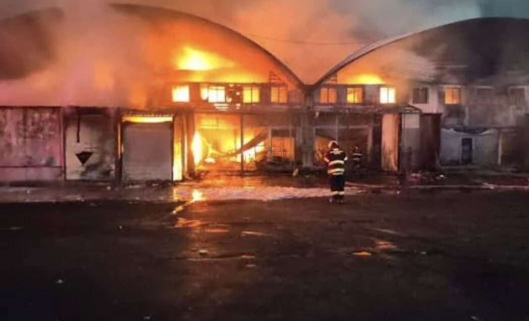 Fuego arrasa con varios locales en la Central de Abasto de Puebla; no hay lesionados