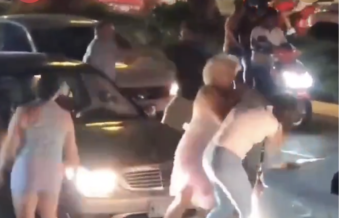 VIRAL | Golpiza entre adultos mayores y jóvenes en Acapulco tras conflicto vial