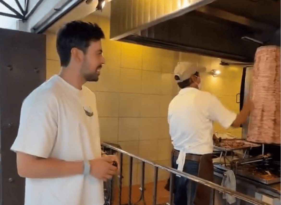 Influencer Alex Serrano exhibe mal servicio en taquería icónica de Puebla y desata polémica