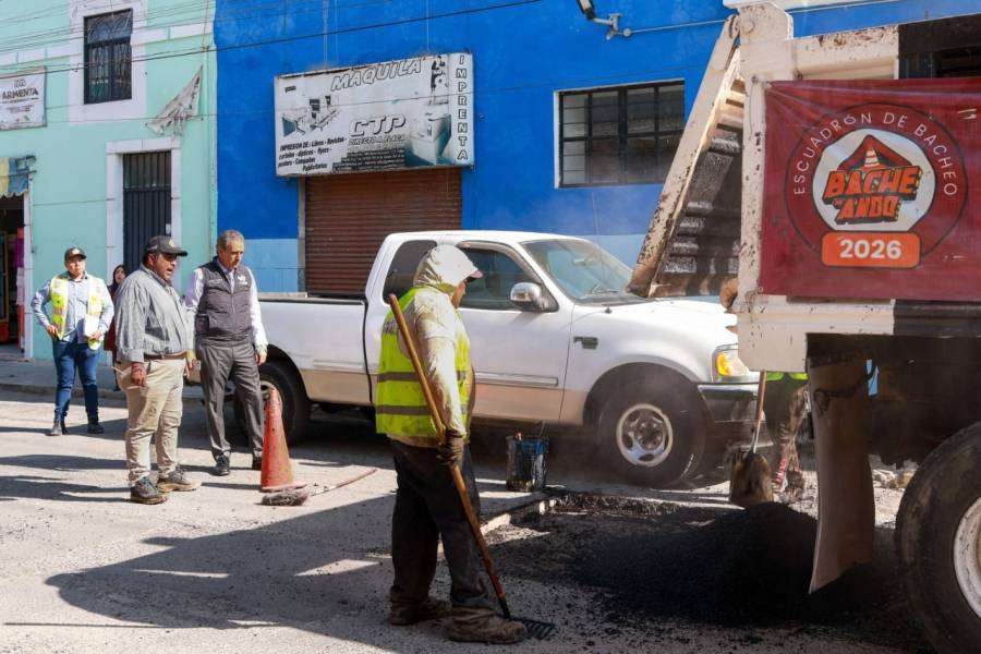 Supervisa Pepe Chedraui trabajos campaña «Bacheando Puebla» en Barrio de Analco