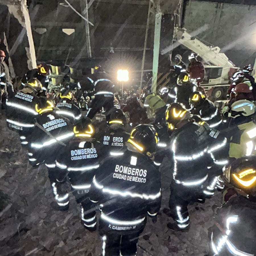 Suman dos trabajadores muertos por derrumbe de edificio en demolición en San Antonio Abad