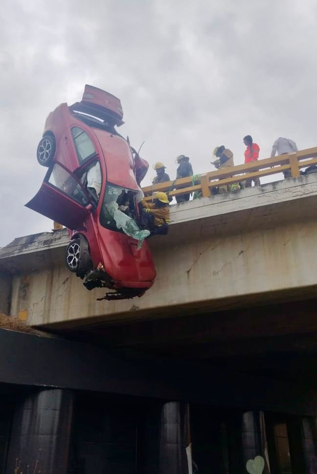 Vehículo queda colgando en puente del Periférico Ecológico