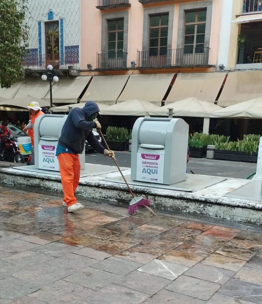 Gobierno de Pepe Chedraui refuerza limpieza urbana con lavado de papeleros y soterrados en el Centro Histórico