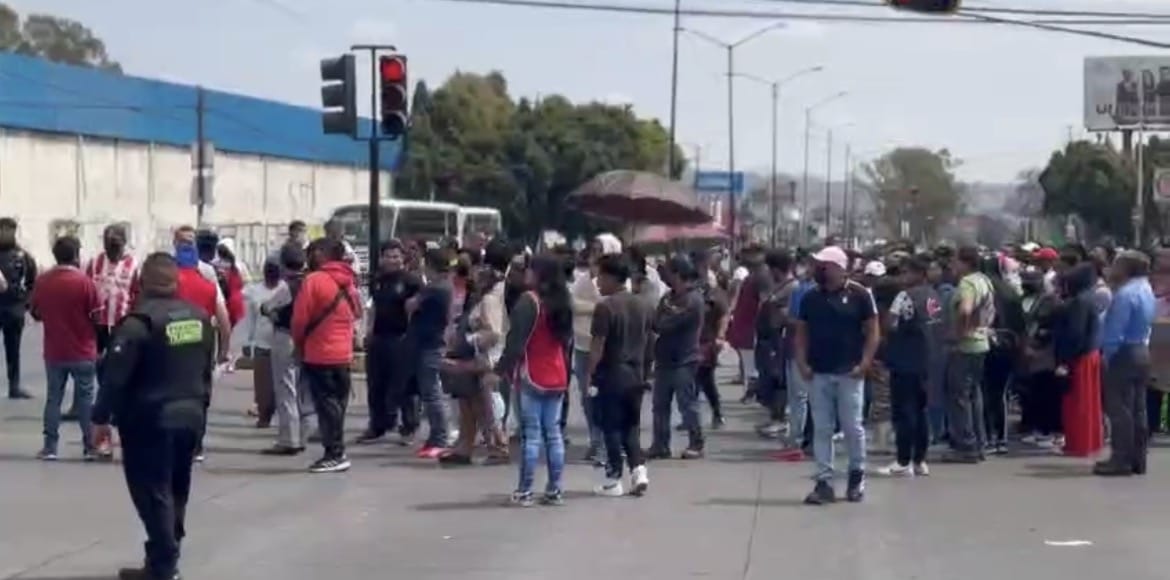 Comerciantes del Mercado Morelos bloquean bulevar 18 de Noviembre; exigen frenar operativos