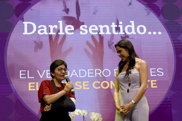 Paola Rojas llama a construir redes y aprovechar la tecnología en conferencia en la BUAP