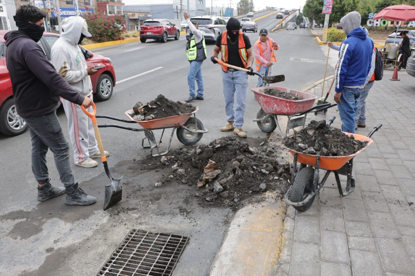 Nivela Secretaría de Infraestructura coladeras y rejillas en Bulevar Atlixco