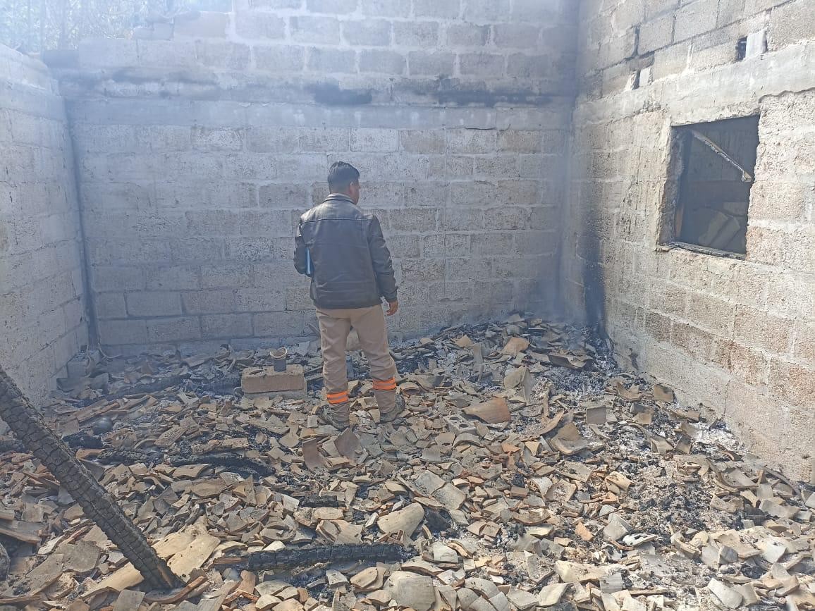 Gobierno de Puebla entrega apoyos a familia afectada por incendio en Coyomeapan