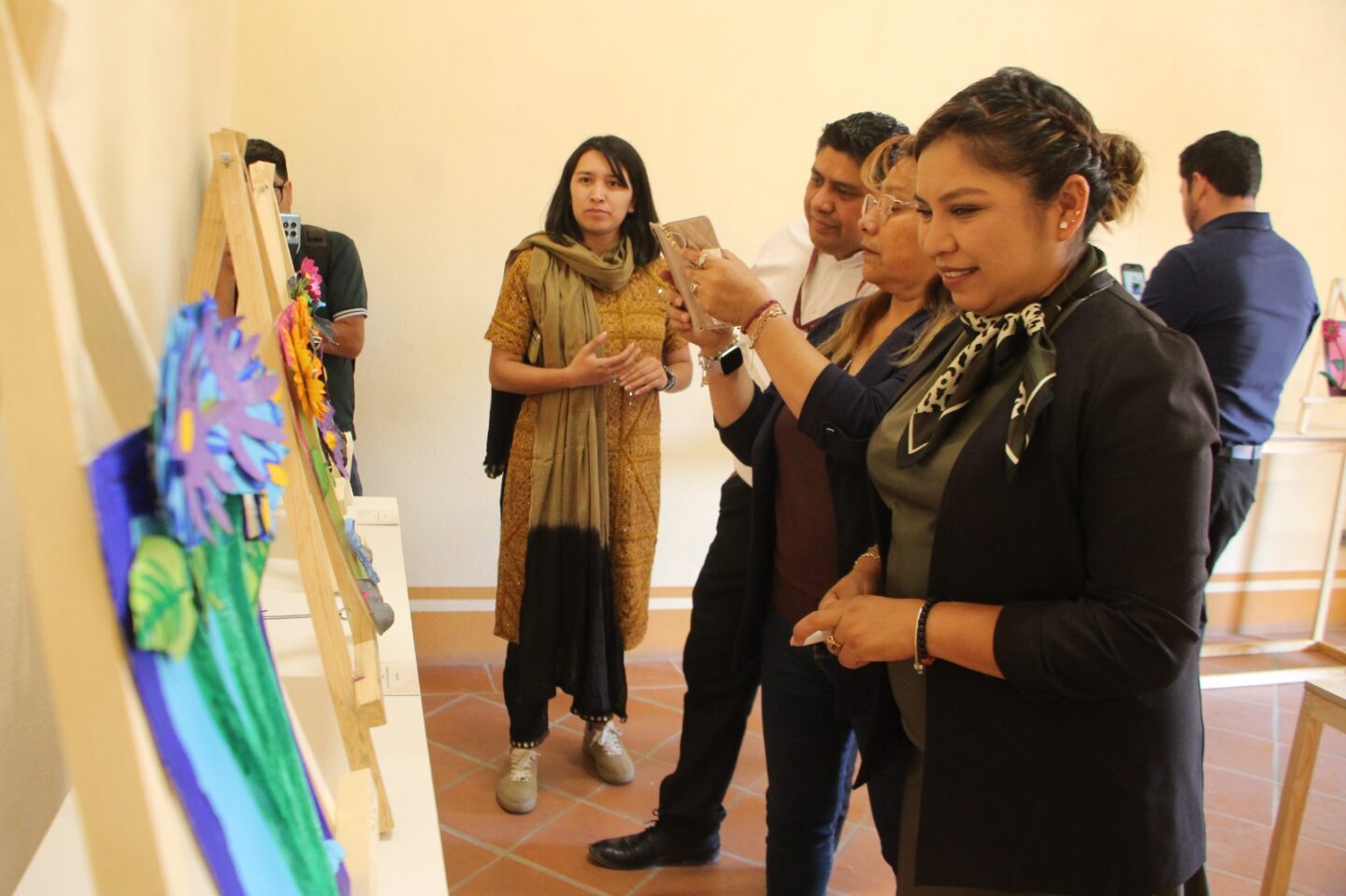 Niñas, niños y jóvenes de Xoxtla exponen obras de cartonería en Centro Histórico