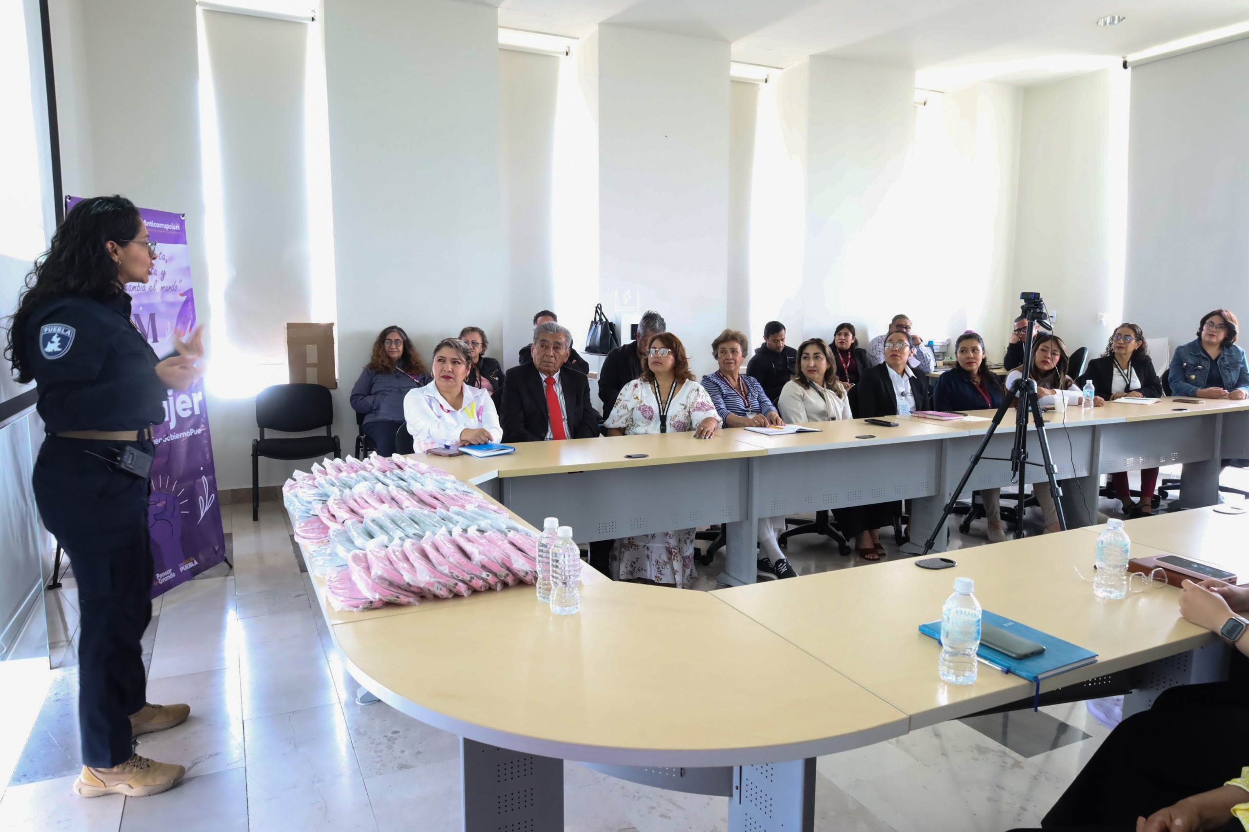 Gobierno estatal conmemora Día de la Mujer con ponencia sobre seguridad y liderazgo
