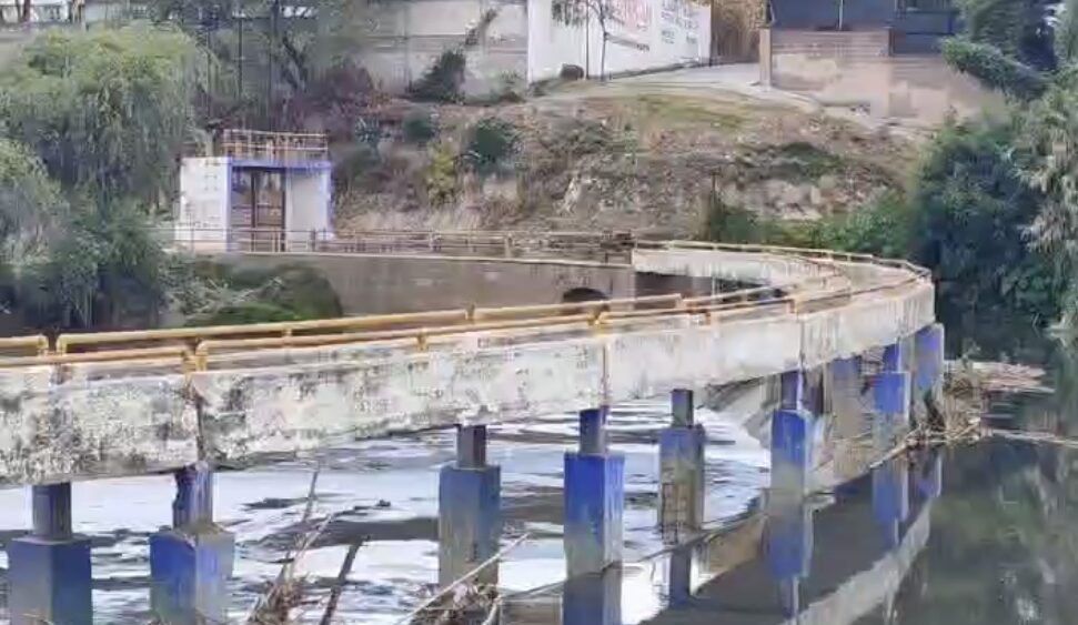 Gobierno de Puebla intervendrá puente peatonal en el Atoyac por riesgos estructurales