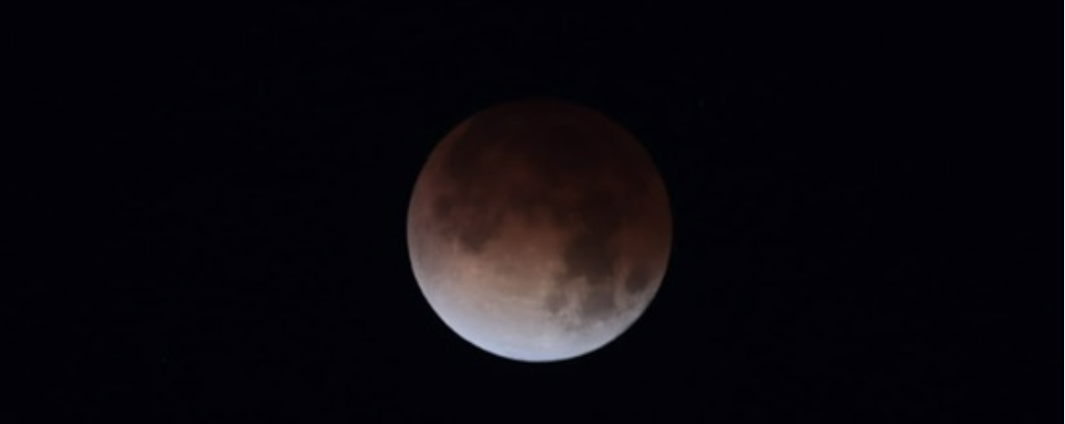 Eclipse lunar total tiñe de rojo el cielo de Puebla