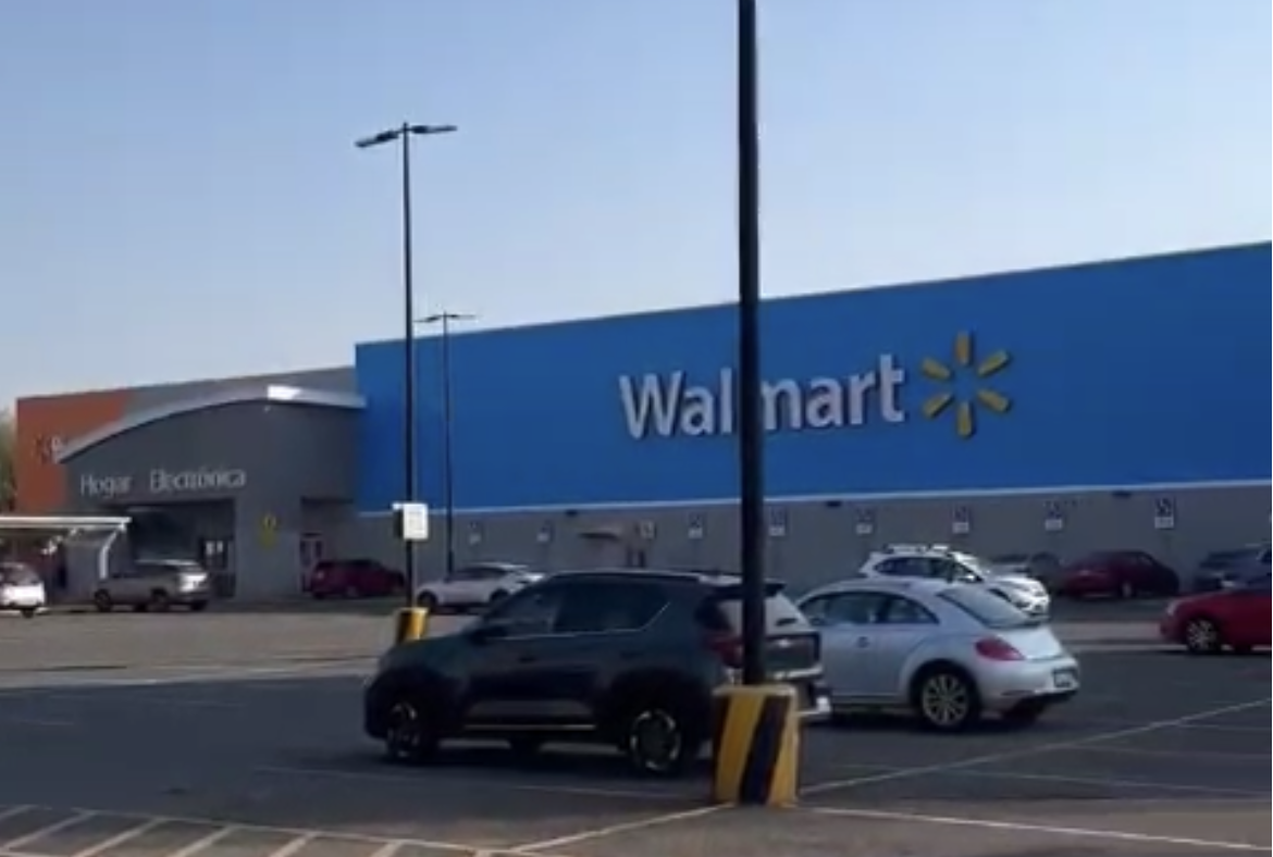 Falsa alarma de incendio moviliza a bomberos y policía en Walmart de la 15 de Mayo