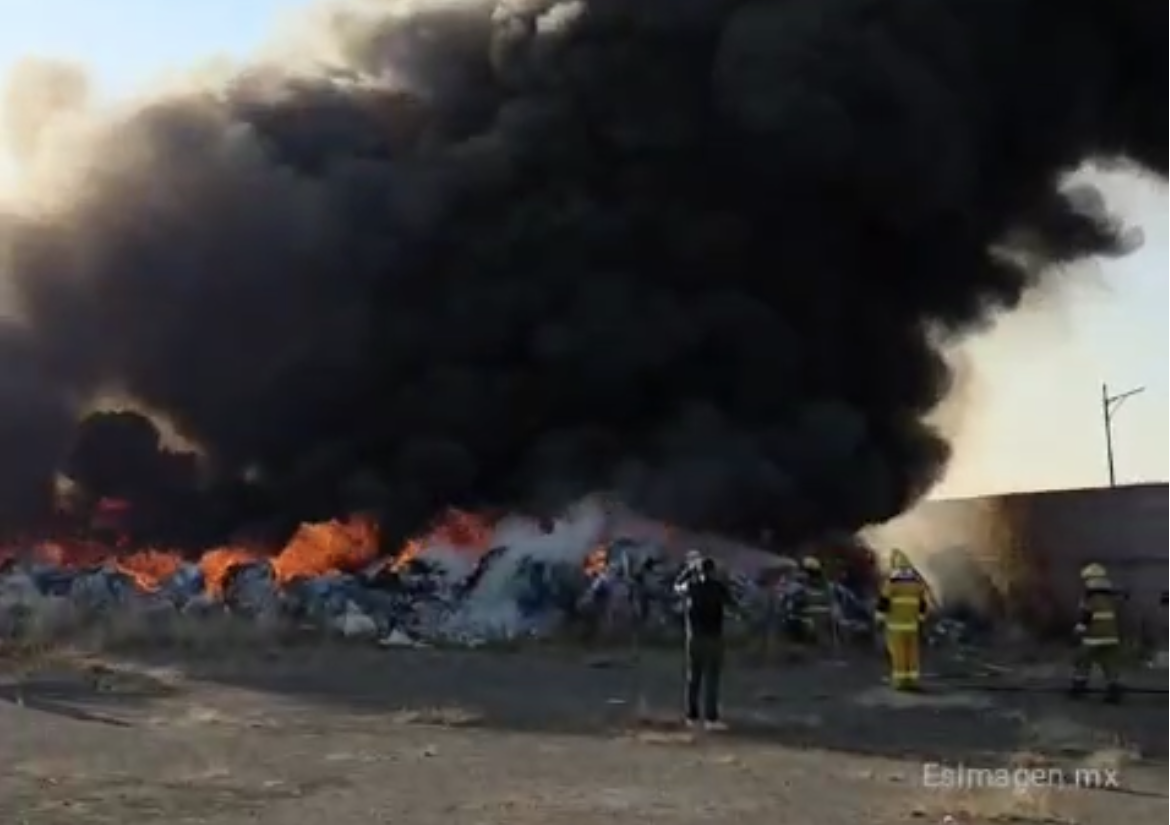 Controlan incendio en recicladora de Coronango sin víctimas
