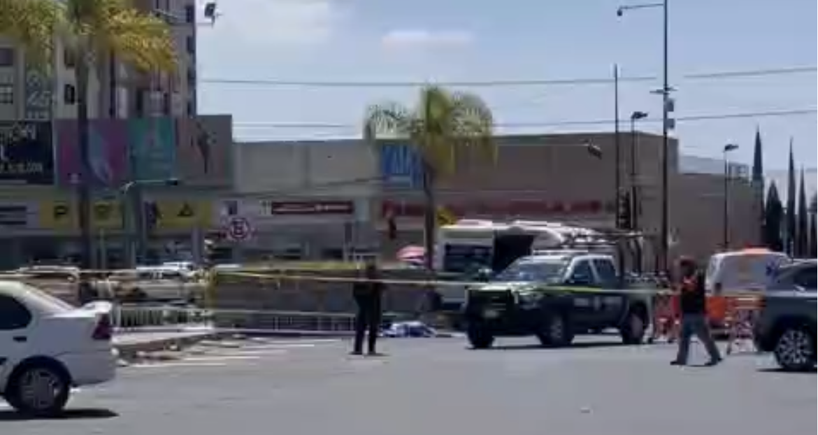 Trabajador muere tras caer de escalera en plaza Cruz del Sur