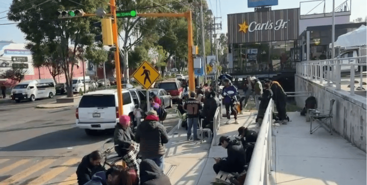 Largas filas en Tlaxcala por inauguración del primer Carl’s Jr.; prometen hamburguesas gratis por un año