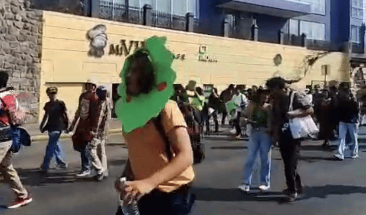 Estudiantes marchan en Puebla para exigir más parques y mejoras ambientales