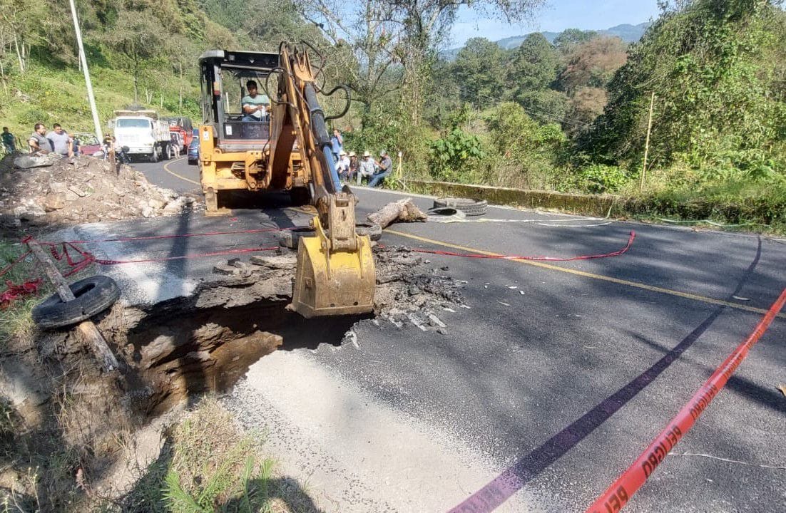Atiende Gobierno Estatal falla en carretera Acuaco – Huehuetla