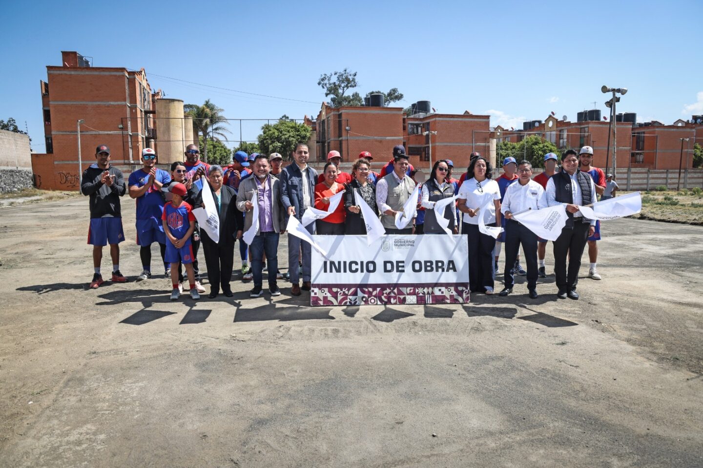 Inicia Omar Muñoz construcción de una cancha más en Cuautlancingo