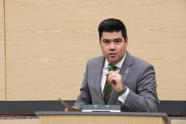 Propone Jaime Natale considerar como discriminación impedir el acceso a lugares con perros guía 
