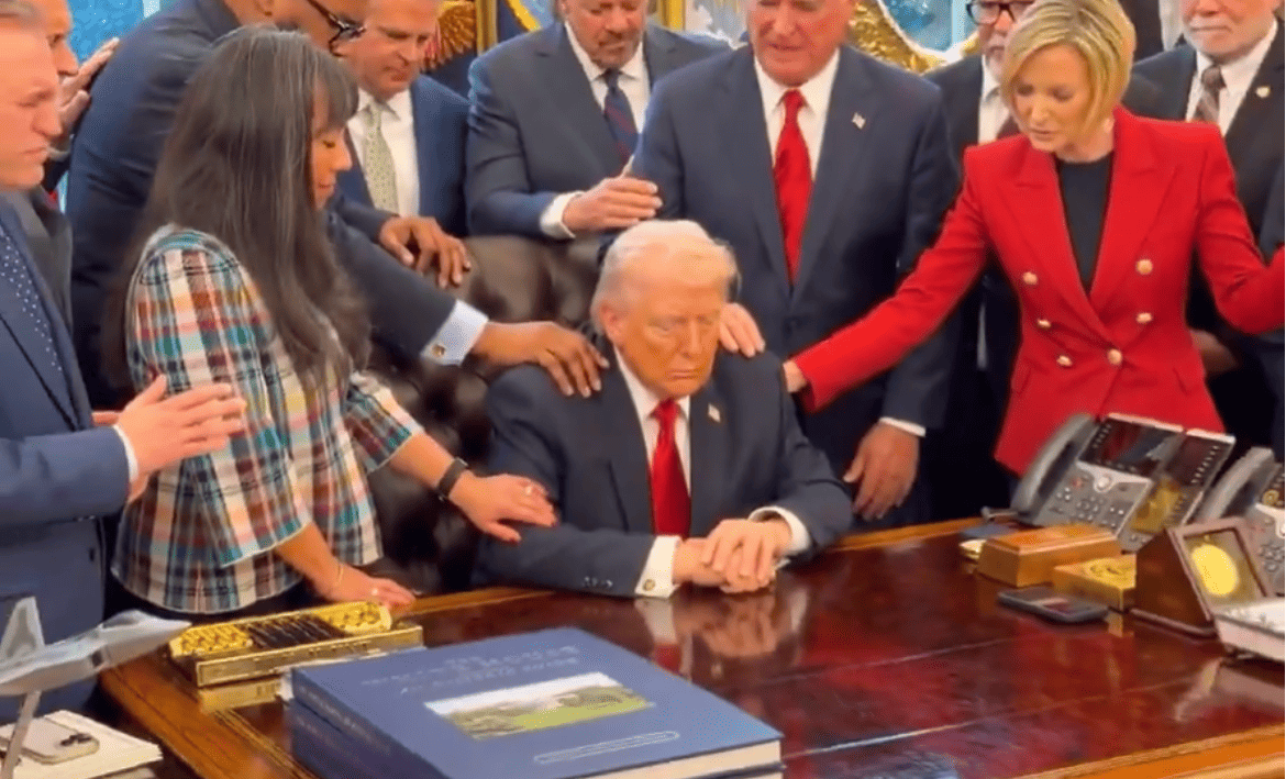 Video de oración por Trump en la Casa Blanca desata debate sobre religión y política