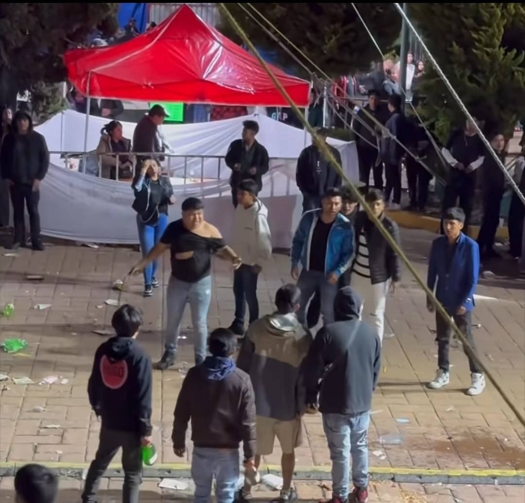 Baile en Tlaltepango termina en violencia: jóvenes protagonizan pelea masiva en feria