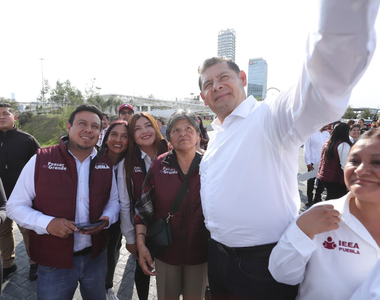 Entrega Gobierno de Puebla unidades y materiales para impulsar alfabetización
